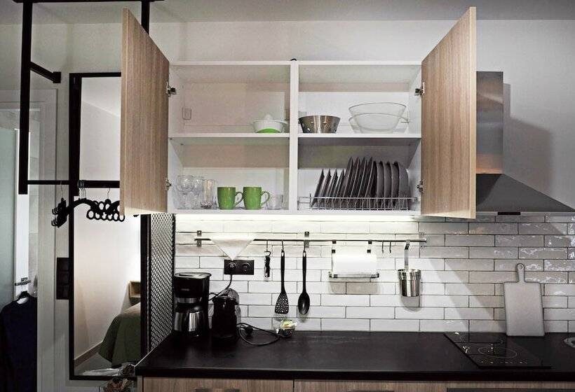 استودیوی لوکس, The Athenians Modern Apartments