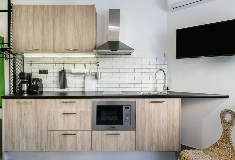 استودیوی لوکس, The Athenians Modern Apartments