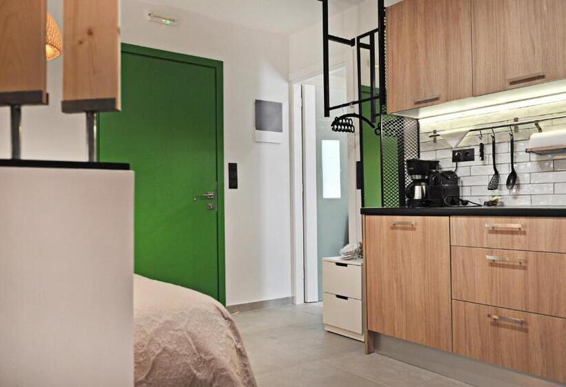 استودیوی لوکس, The Athenians Modern Apartments