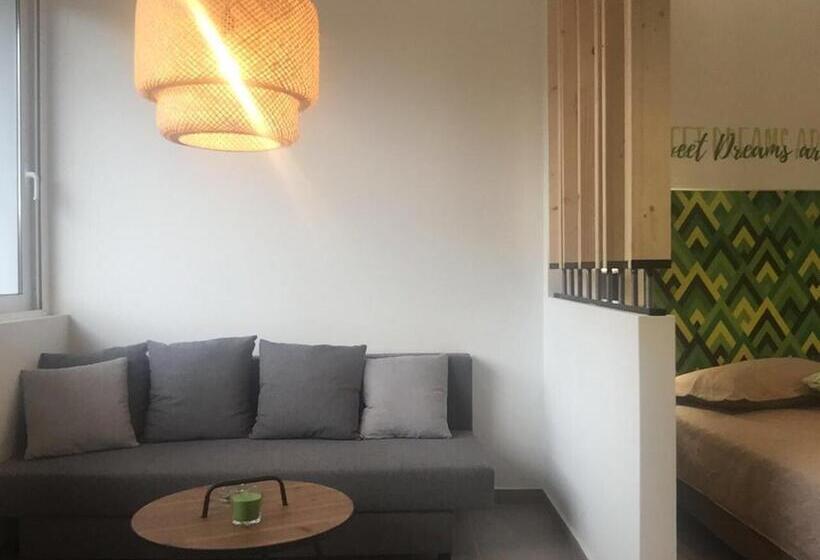 استودیوی لوکس, The Athenians Modern Apartments