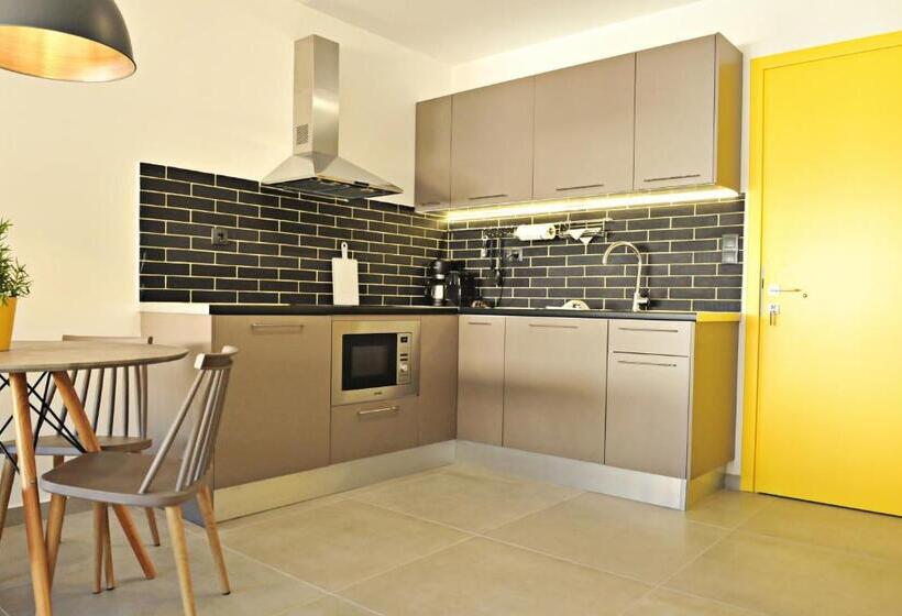 اتاق لوکس چهار تخته, The Athenians Modern Apartments