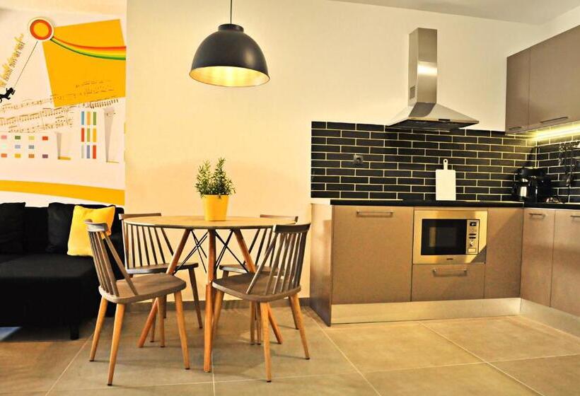 اتاق لوکس چهار تخته, The Athenians Modern Apartments