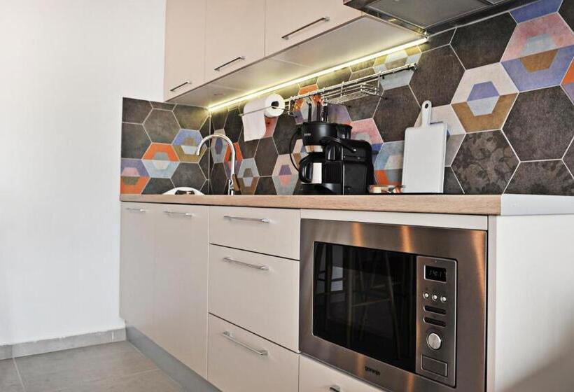 سوییت خانوادگی, The Athenians Modern Apartments