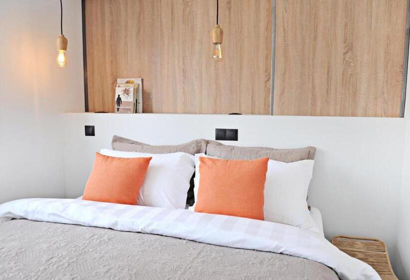 سوییت خانوادگی, The Athenians Modern Apartments