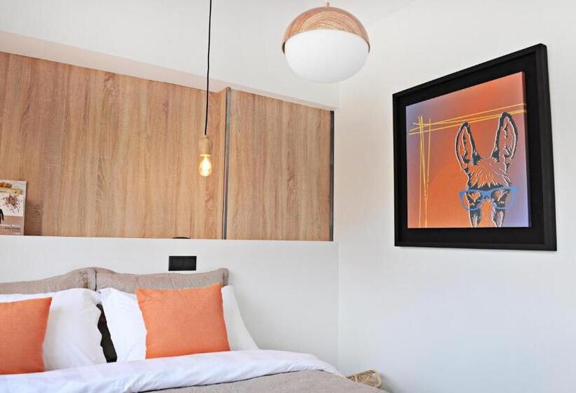 سوییت خانوادگی, The Athenians Modern Apartments