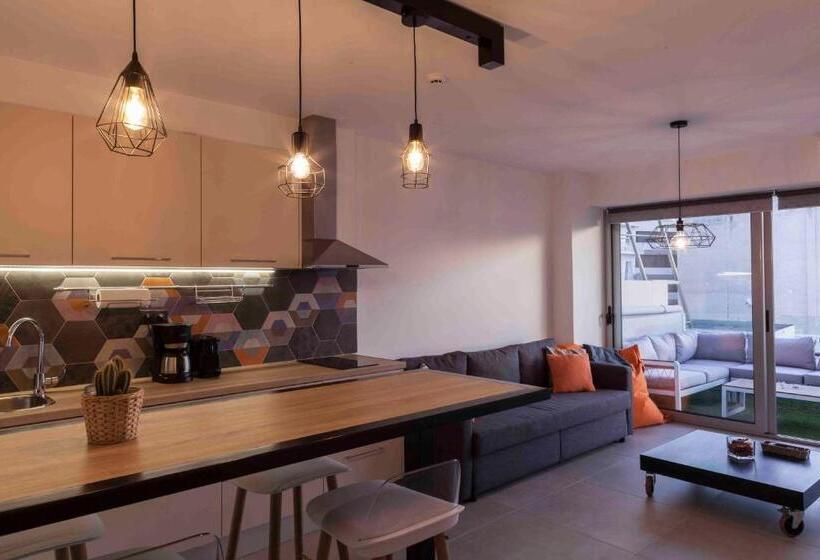 سوییت خانوادگی, The Athenians Modern Apartments