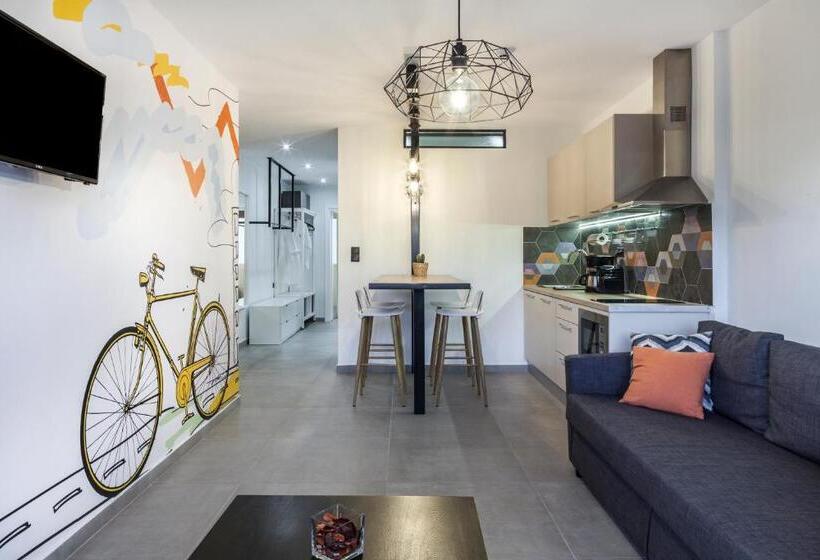 سوییت خانوادگی, The Athenians Modern Apartments