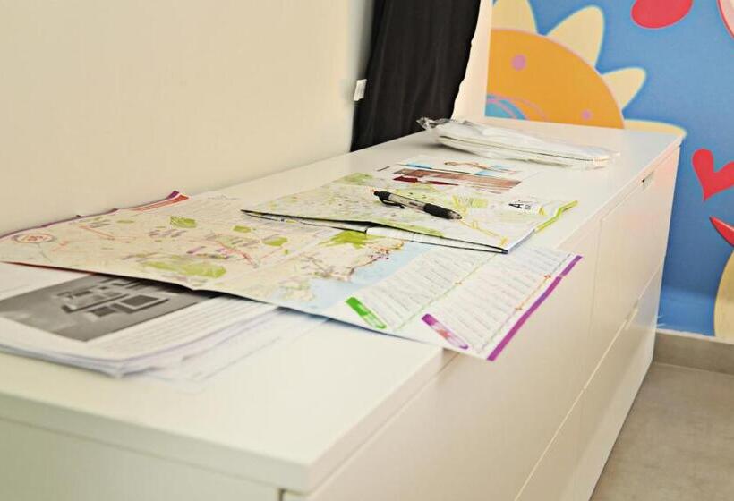 سوئیت جونیور با تراس, The Athenians Modern Apartments