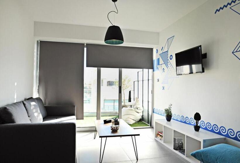 سوئیت جونیور با تراس, The Athenians Modern Apartments