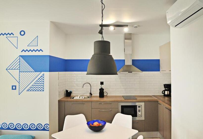 سوئیت جونیور با تراس, The Athenians Modern Apartments