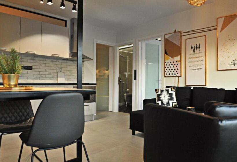 سوییت لوکس, The Athenians Modern Apartments