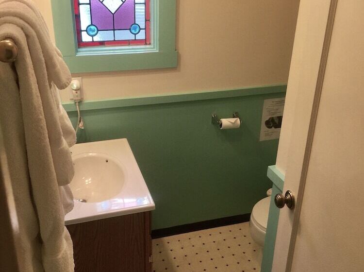 غرفة قياسية سرير ملكى, Alexander S Lodge