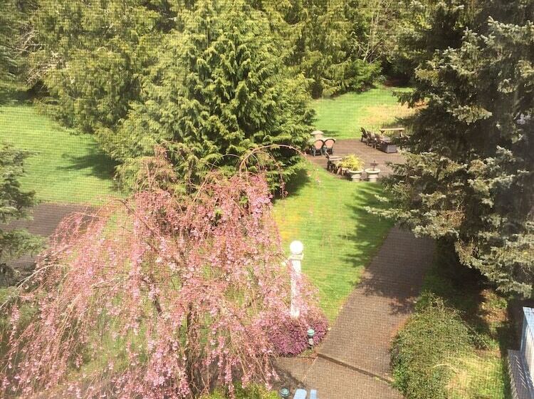 غرفة قياسية سرير ملكى, Alexander S Lodge