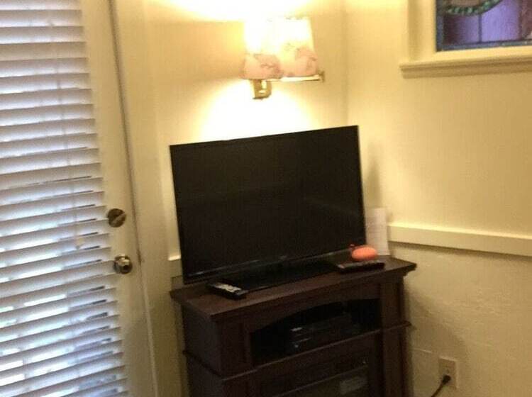 جناح سرير ملكى, Alexander S Lodge