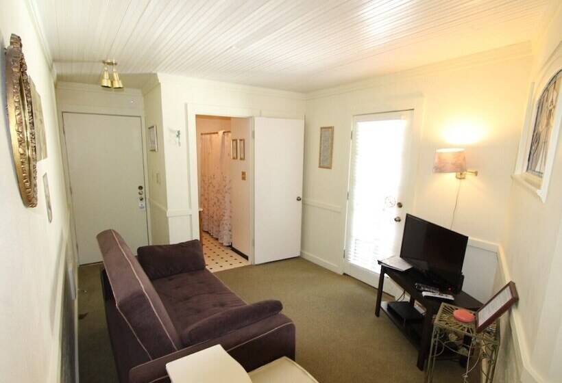 جناح سرير ملكى, Alexander S Lodge