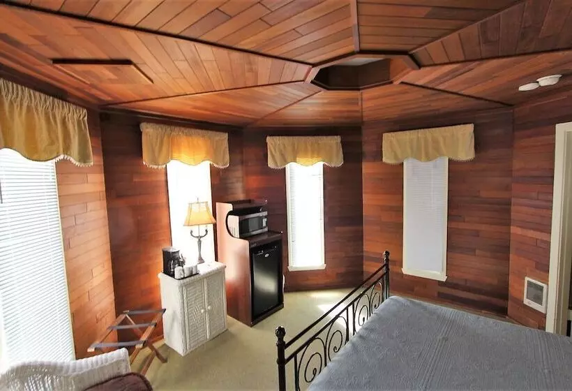 Suite Queen Bed, Alexander S Lodge