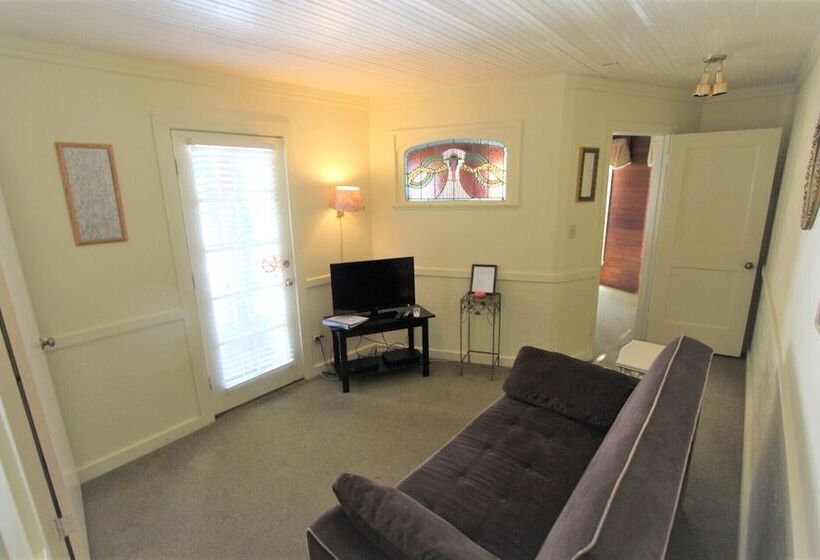 جناح سرير ملكى, Alexander S Lodge