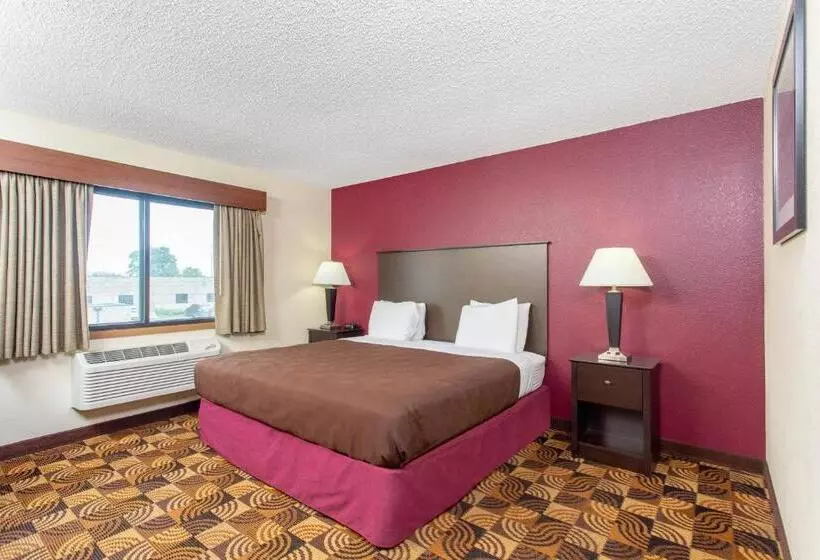 身障者適用キングサイズベッドルーム, Americinn By Wyndham Elkhorn Near Lake Geneva