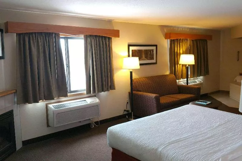 キングサイズベッドのデラックスルーム, Americinn By Wyndham Iron River