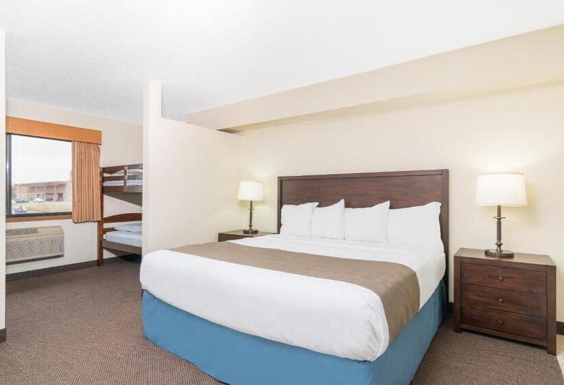 Люкс Кровать Кинг, Days Inn & Suites By Wyndham Baxter Brainerd Area
