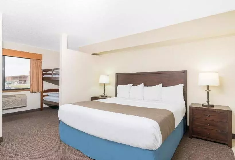 キングサイズベッドのスイートルーム, Days Inn & Suites By Wyndham Baxter Brainerd Area