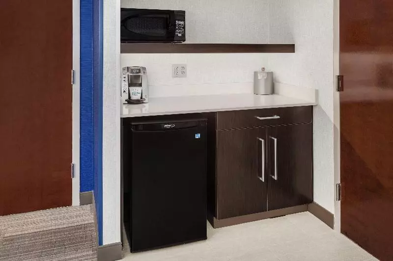 キングサイズベッドのスイートルーム, Holiday Inn Express South Portland, An Ihg