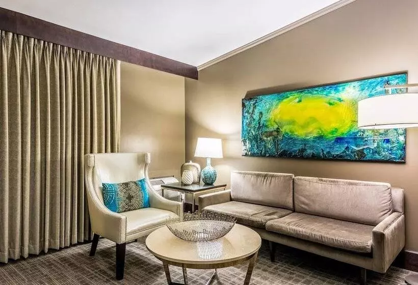 سوئیت برای معلولان, Oasis Hotel & Conv. Center, Ascend Hotel Collection