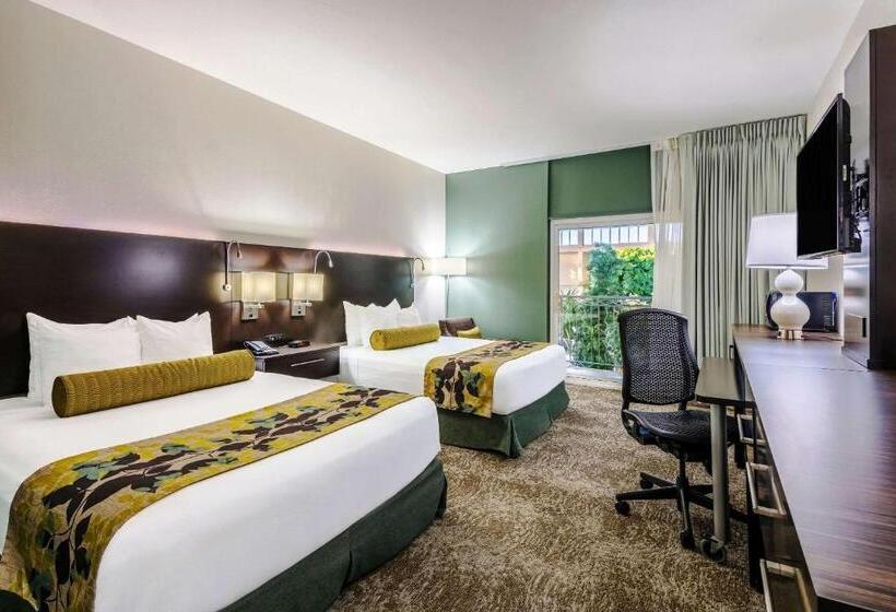 Номер Стандарт Вид на Бассейн, Oasis Hotel & Conv. Center, Ascend Hotel Collection