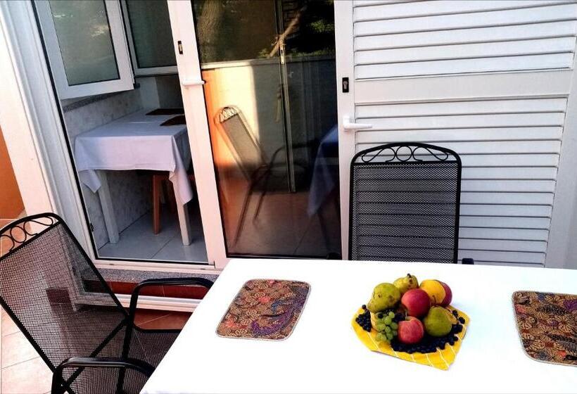 استودیوی استاندارد, Ana Guest House