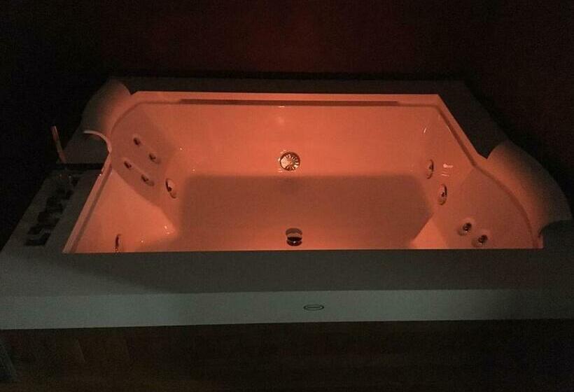 اتاق لوکس با وان آب گرم, B&b Fiumara