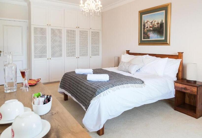 标准间, Moncrieff Manor