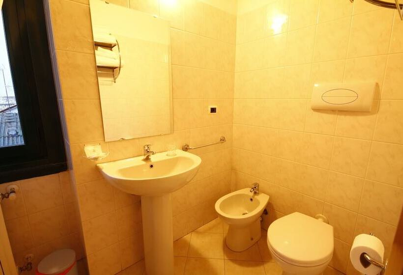 غرفة قياسية ثلاثية, Duca Di Tromello