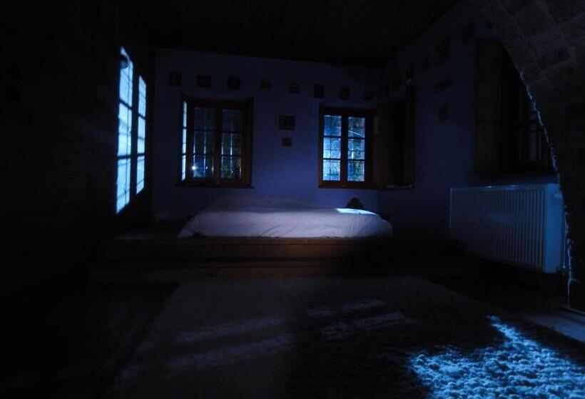 جناح ديلوكس, Anemi Country Cottage Inn