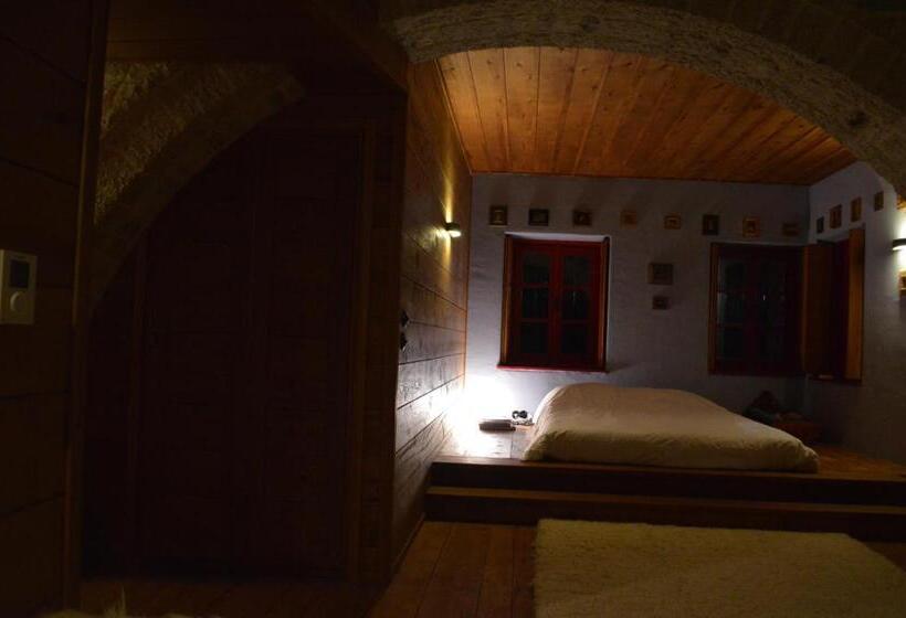 جناح ديلوكس, Anemi Country Cottage Inn