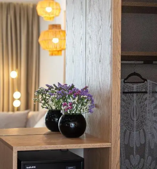 سوییت با چشم‌انداز دریا, Portes Lithos Luxury Resort