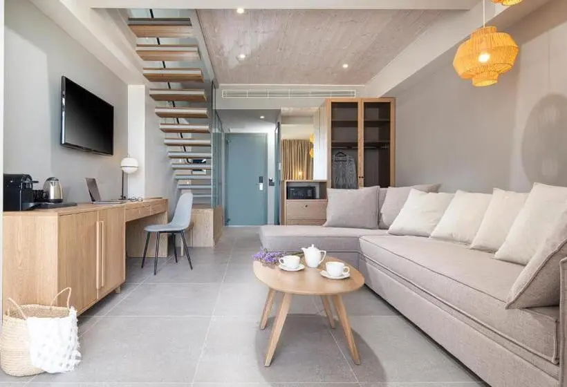 سوییت با چشم‌انداز دریا, Portes Lithos Luxury Resort