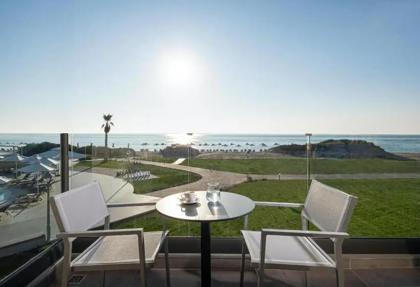 سوییت با چشم‌انداز دریا, Portes Lithos Luxury Resort