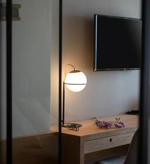 سوییت با چشم‌انداز جانبی دریا, Portes Lithos Luxury Resort