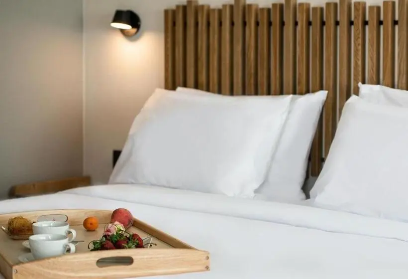 سوییت با چشم‌انداز جانبی دریا, Portes Lithos Luxury Resort