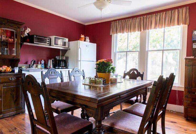 جناح عائلي, The Fox And Owl Inn