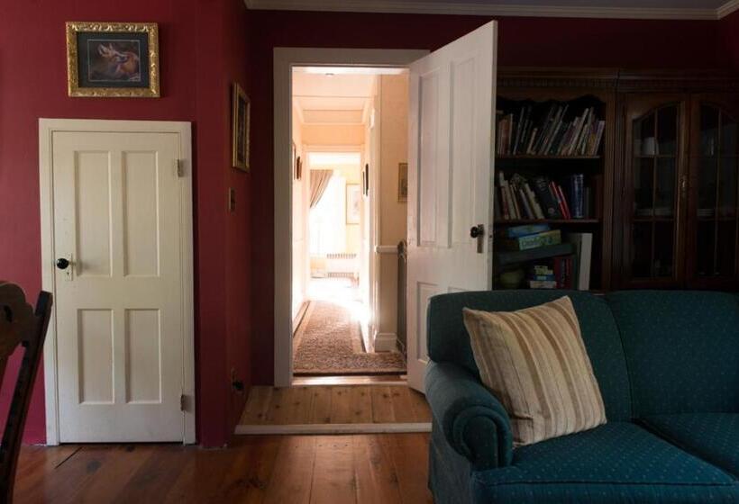 جناح عائلي, The Fox And Owl Inn