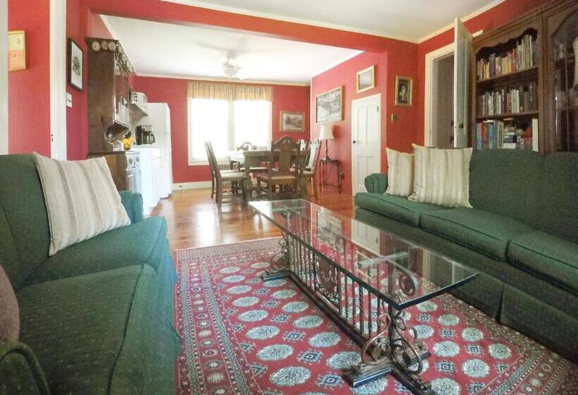 جناح عائلي, The Fox And Owl Inn