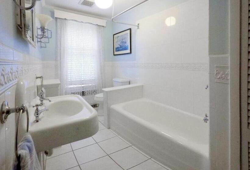 جناح عائلي, The Fox And Owl Inn