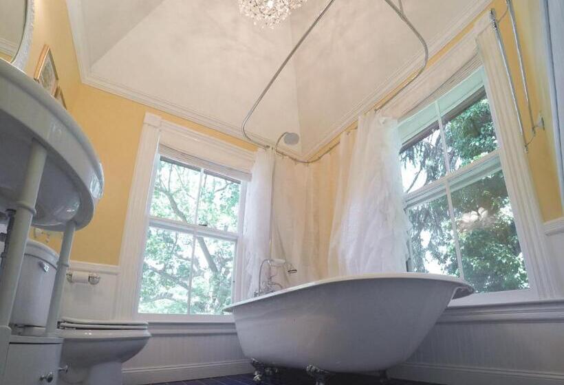 جناح عائلي, The Fox And Owl Inn