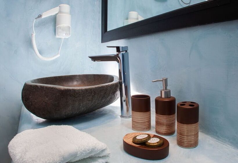 חדר אקונומי, Arlene Boutique