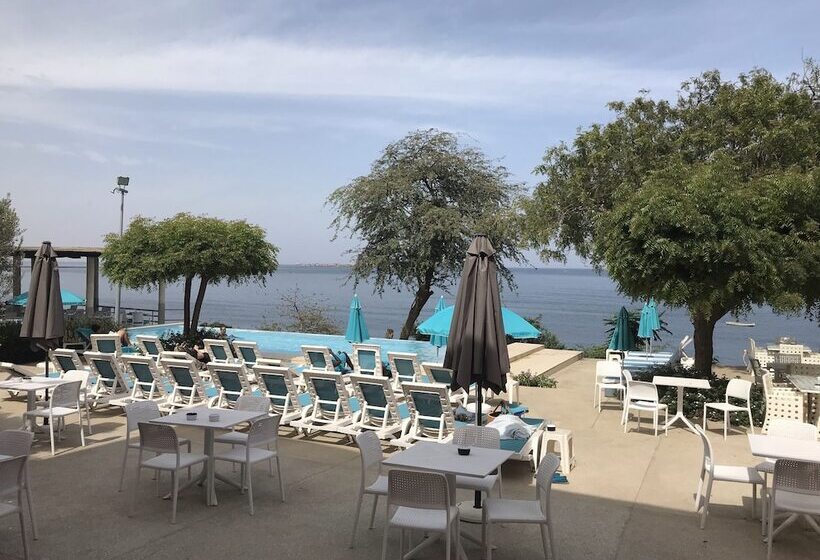 اتاق لوکس با چشمانداز دریا, Union Amicale Corse Dakar