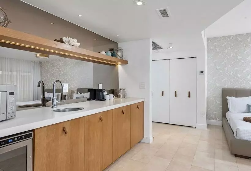 استودیوی لوکس, Bentley Hotel South Beach