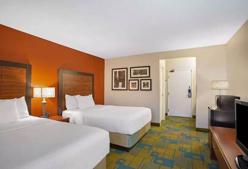 ２ダブルベッドのスタンダードルーム, La Quinta Inn By Wyndham Auburn Worcester