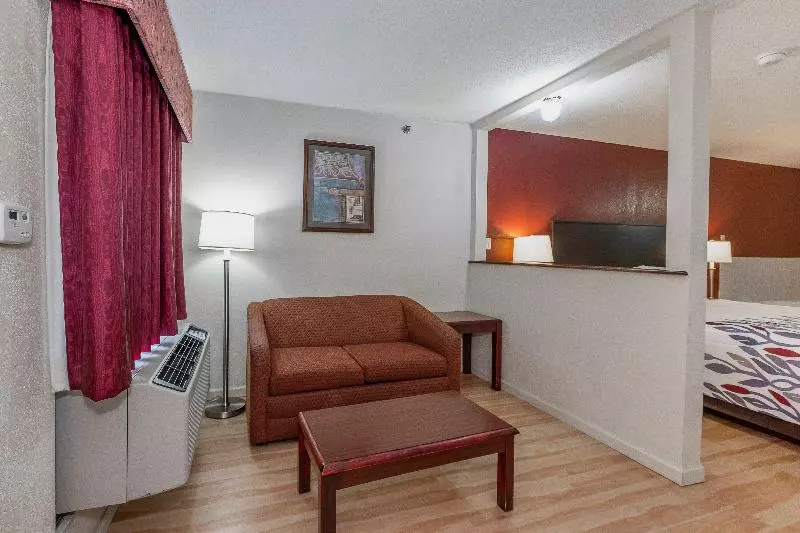 キングサイズベッドのスイートルーム, Red Roof Inn & Suites Rome
