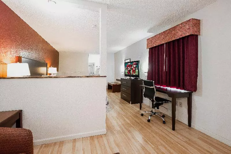 キングサイズベッドのスイートルーム, Red Roof Inn & Suites Rome
